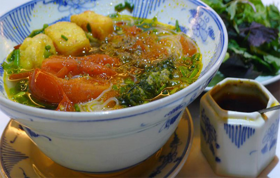 Vermicelli and sour crab soup