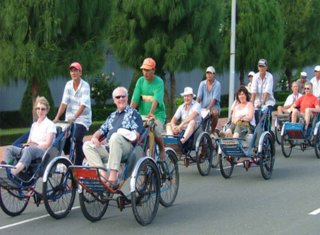 Foreign tourists are interested in taking cyclo tour