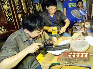 The handmade jewelry Festival is organized in Hanoi Old Quarter