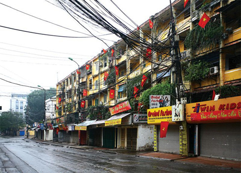 An old apartment building is peaceful in spring and the cold breeze of early spring
