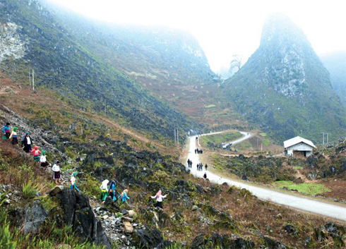 H’Mong children in Meo Vac enjoy the spring in Dong Van imposing rocky plateau