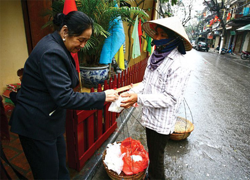 Buying a bag of salt to get good lucky in New Year
