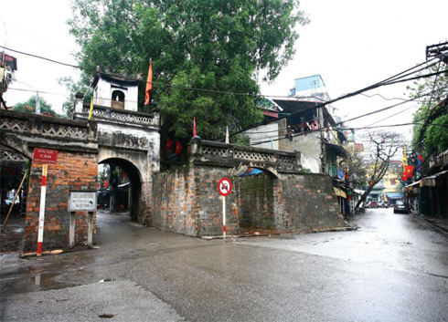 O quan chuong, a gate to the ancient capital from the Red river side