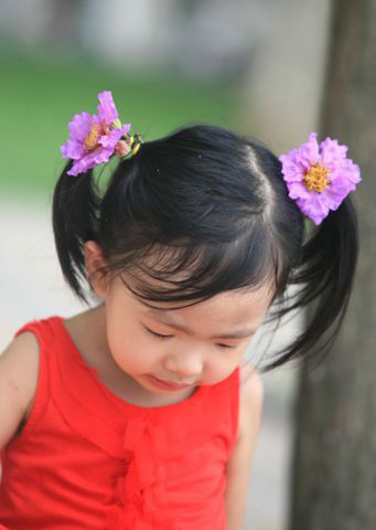 The little girl with braids of flowers