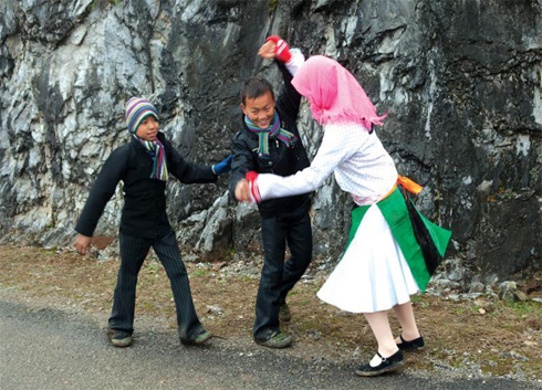 Young H’Mong boys flirt with the girls