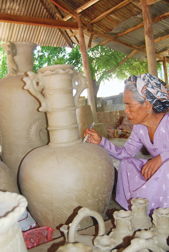 A craftwoman, at work in Bau Truc