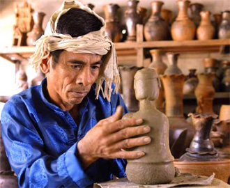 Special way to make pottery items in Bau Truc village