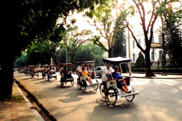 Visit peaceful Hanoi on cyclo (xich lo)