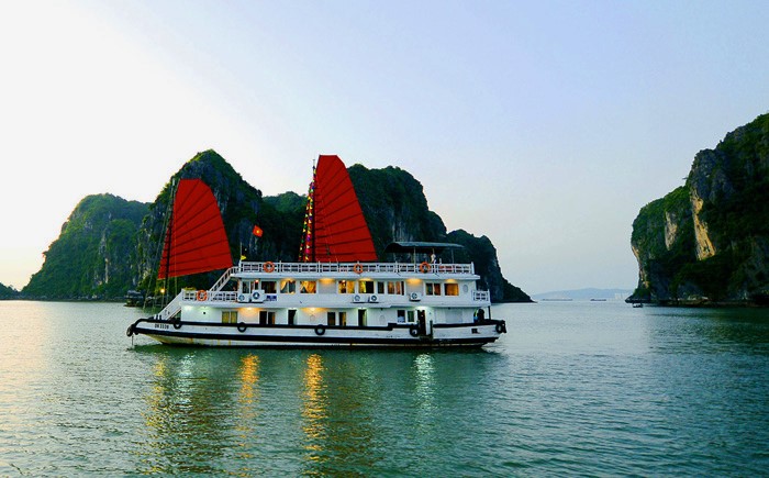 A cruise on Halong Bay A cruise on Halong Bay