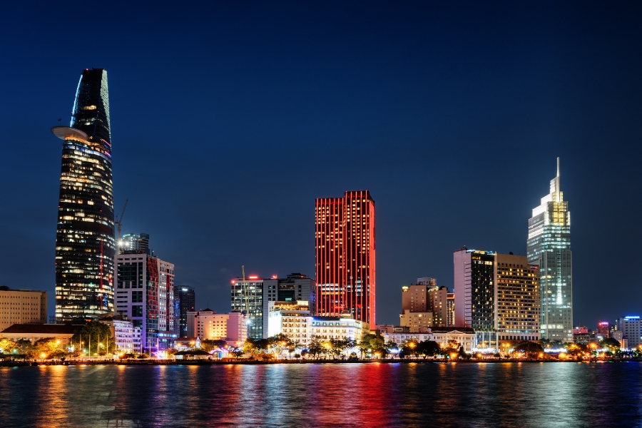Croisière fluviale de nuit sur la rivière Saigon avec vue sur la skyline