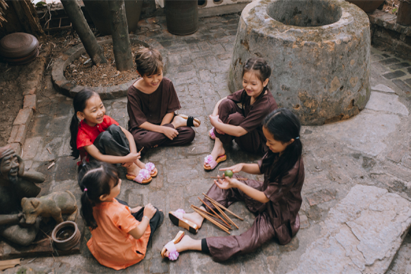 A group of Vietnamese girls playing Choi Chuyen together