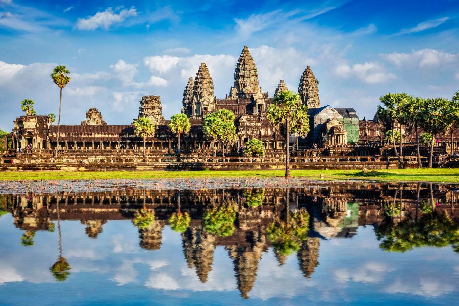 Angkor Wat est le plus grand monument religieux du monde et le symbole national du Cambodge.