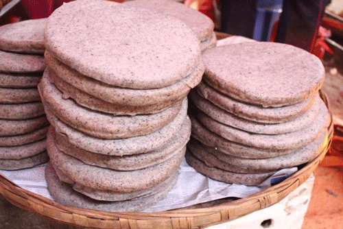 Gâteaux traditionnels à la farine de graines de sarrasin (Bánh tam giác mạch)