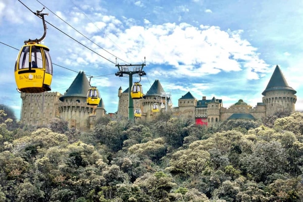 Cable line and cable car to mountain theme park