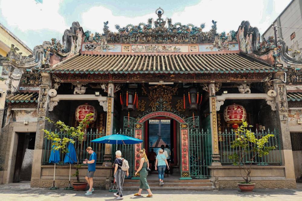 Spirales d'encens suspendues dans la pagode Ba Thien Hau à Cholon