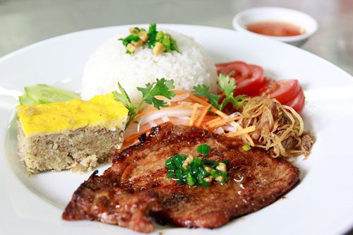 Assiette de Com Tam avec cote de porc grillee a Ho Chi Minh-Ville