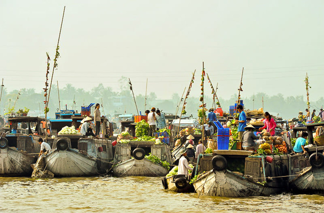 Busy atmosphere at Cai Be Floating Market