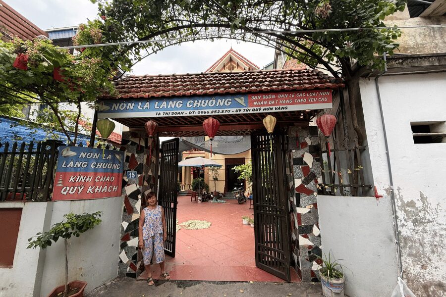Maison d'artisan fabricant et vendant des chapeaux coniques a Chuong