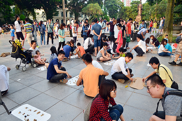 Different teams playing O An Quan at Hanoi Walking Street area