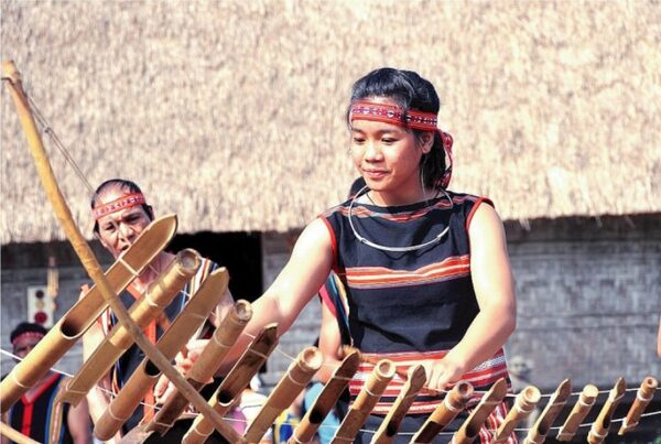 Traditional costume of E De people