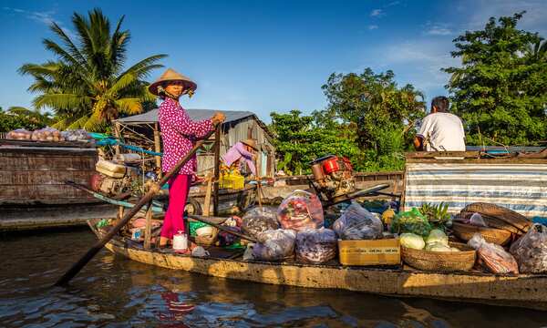 Discover floating markets in Can Tho in the morning.