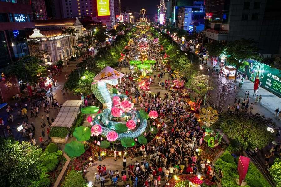 Rue piétonne Nguyen Hue illuminée en soirée à Ho Chi Minh-Ville