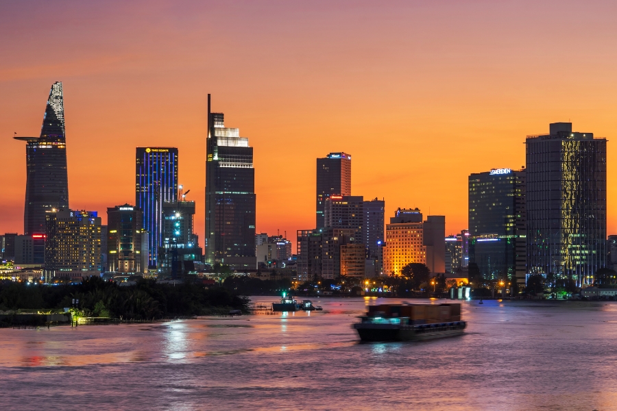 Coucher de soleil sur les gratte-ciels de Ho Chi Minh-Ville depuis la rivière