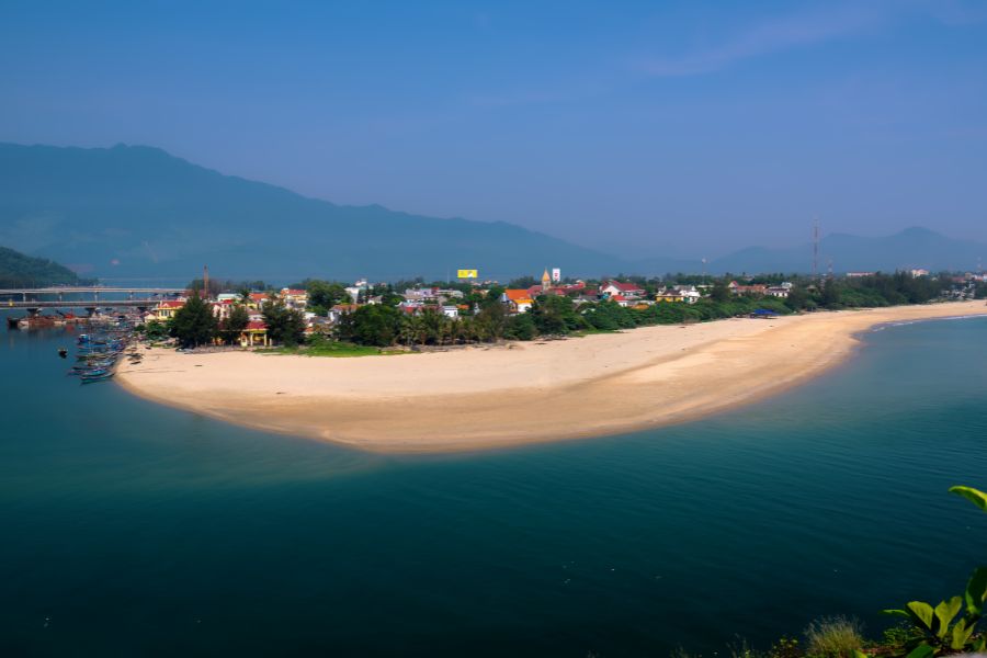 Baie de Lang Co, entre mer, lagune de Lap An et massif de Bach Ma