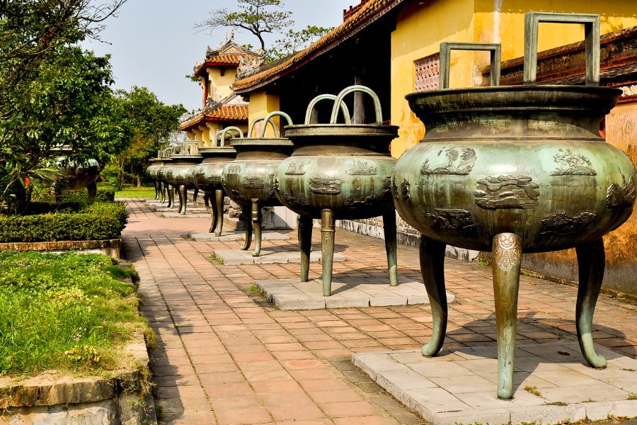 Les Neuf Urnes dynastiques au temple The Mieu, Hué