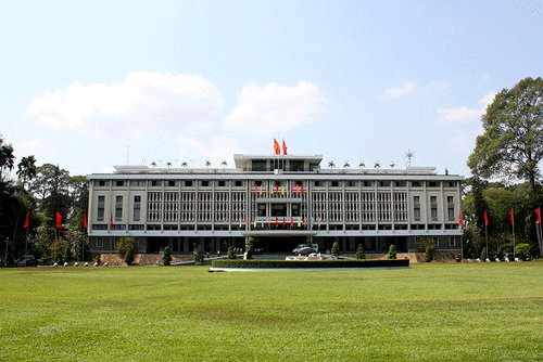 Façade moderniste du Palais de la Réunification à Ho Chi Minh-Ville