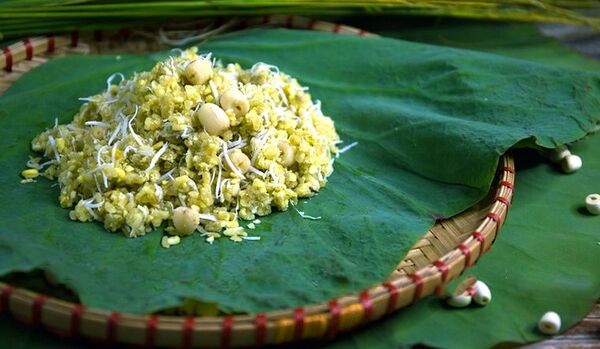 Sticky rice with lotus seeds, coconut, and green beans - Xoi com