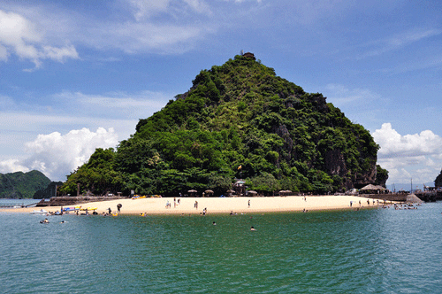 Vue aérienne de l'île Titov dans la baie d'Halong