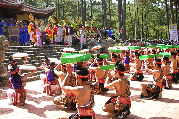 The participants in traditional feast customs offering Banh Chung in front of Hung Kings Temple