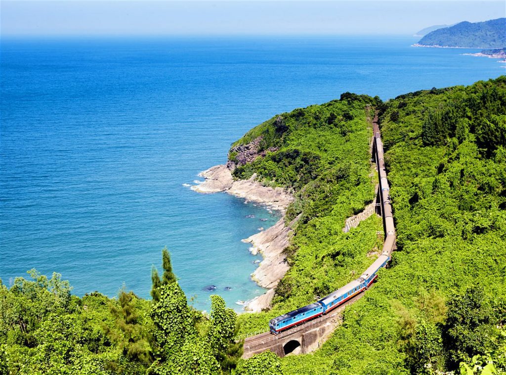 Le train historique longeant la côte au col des Nuages