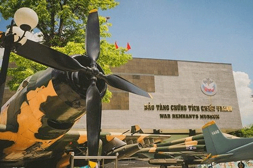 Appareils militaires exposés dans la cour du Musée des Vestiges de Guerre